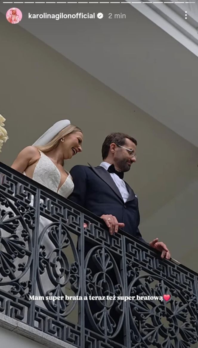 Karolina Gilon pokazała fotki ze ślubu. Są rodzice i brat. Cóż za przystojniak!