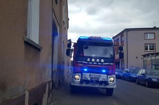 Strażacy na Starozamkowej w Lesznie. Przyjechali otworzyć drzwi mieszkania, w którym była starsza pani [ZDJĘCIA]
