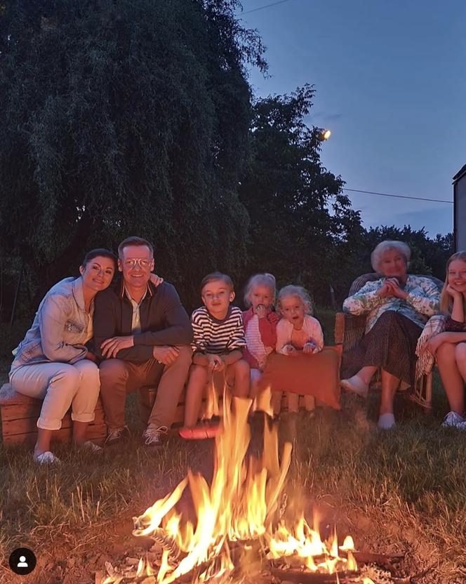 M jak miłość po wakacjach. Barbara (Teresa Lipowska), Lenka (Olga Cybińska), Zuzia (Marcelina Kempka), Emilka (Julia Kempka), Misiek (Aleksander Bożyk), Kinga (Katarzyna Cichopek), Piotrek (Marcin Mroczek). 