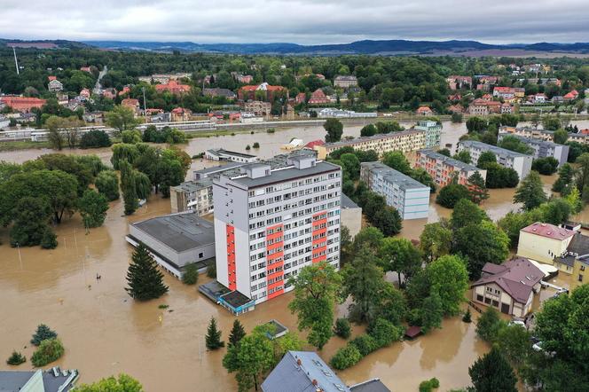 Dynamiczna sytuacja powodziowa. Rzeka Nysa Kłodzka zalała Kłodzko, 15 bm