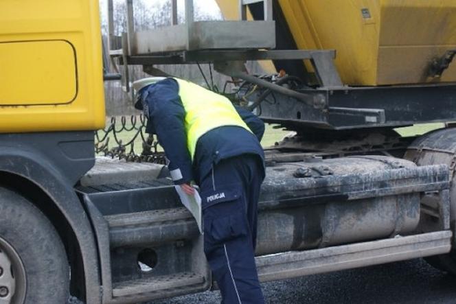 Kierowca z czterema mandatami a ciężarówka odjechała na... lawecie