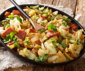 Kapusta pekińska po chłopsku. Pyszny sposób na drożyznę