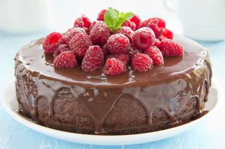 Jak zrobić pyszne ciasto czekoladowe? Przepis na ciasto z polewą czekoladową