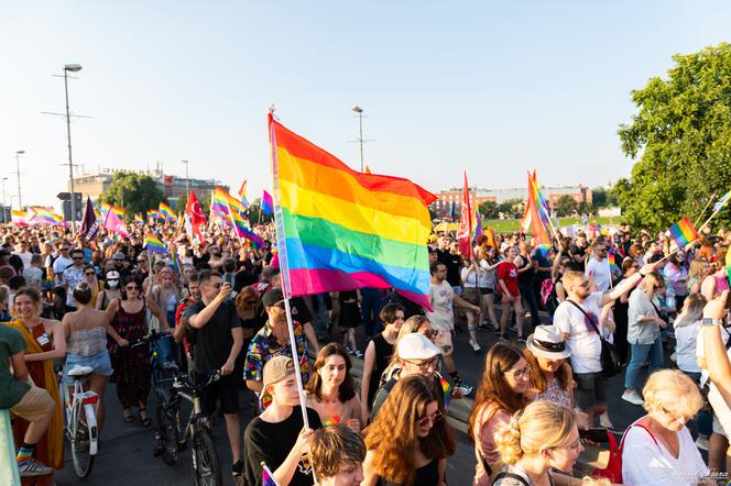 Marsz Równości w Krakowie - tłumy na wydarzeniu pod hasłem "Zaczerpnąć tchu".