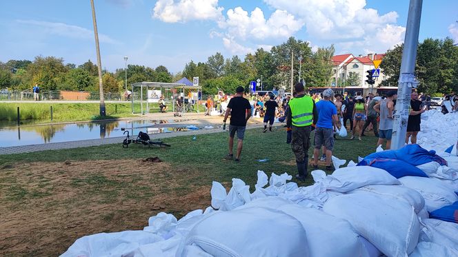 ieszkańcy w pocie czoła układają worki z piaskiem i zabezpieczają swoje budynki