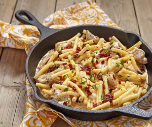 Kremowe penne z kurczakiem i suszonymi pomidorami: niedrogo i pysznie