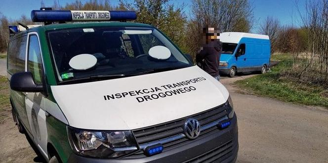 Skorodowany złom polepiony pianką montażową wciąż jeździł