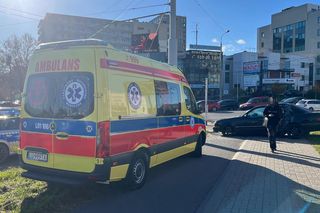 Wypadek na rondzie w Lublinie. 23-latek wylądował na słupie