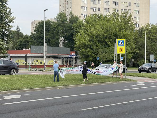 Protest mieszkańców przeciwko wycince drzew pod budowę linii tramwajowej do Mistrzejowic.