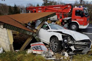 Fatalny wypadek pod Poddębicami. 33-latka z audi staranowała przystanek [ZDJĘCIA].