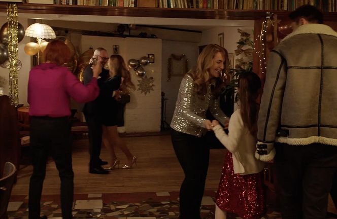 M jak miłość, zabawa sylwestrowa. Werner (Jacek Kopczyński), pani Ola (Ewa Kolasińska), Sylwia (Hanna Turnau),  Viola (Magdalena Waligórska), Nadia (Mira Fareniuk)