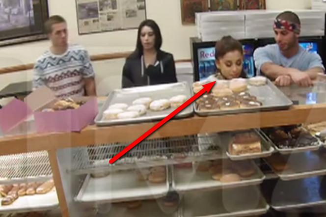 Ariana Grande oblizuje pączki