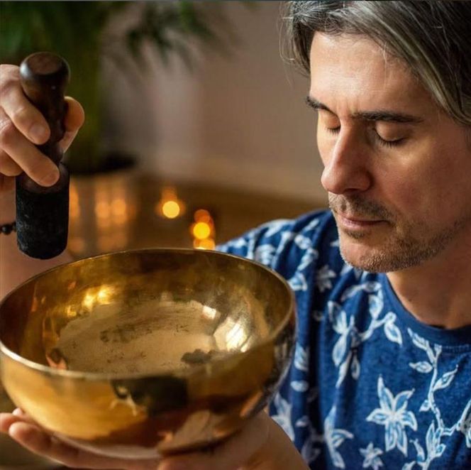 Zniknął po cichym rozwodzie z Chylińską. Tak dziś wygląda były mąż gwiazdy - Kris Krysiak