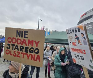 Protest mieszkańców gminy Purda pod olsztyńskim ratuszem