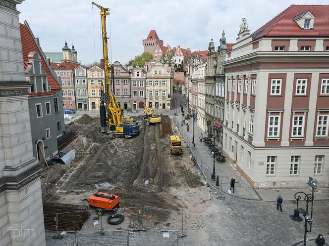 Wielka dziura zamiast Starego Rynku. Jak idą prace na płycie?