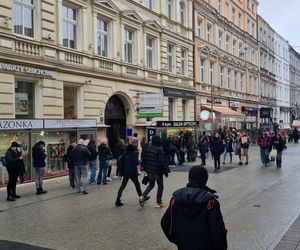 Poznaniacy ruszyli po pączki. Kolejki na ulicy Półwiejskiej