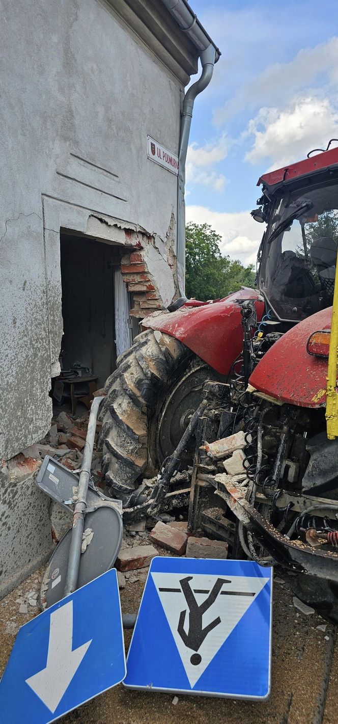 Traktor uderzył w auto i wjechał w budynki! Groźny wypadek pod Grudziądzem [ZDJĘCIA]