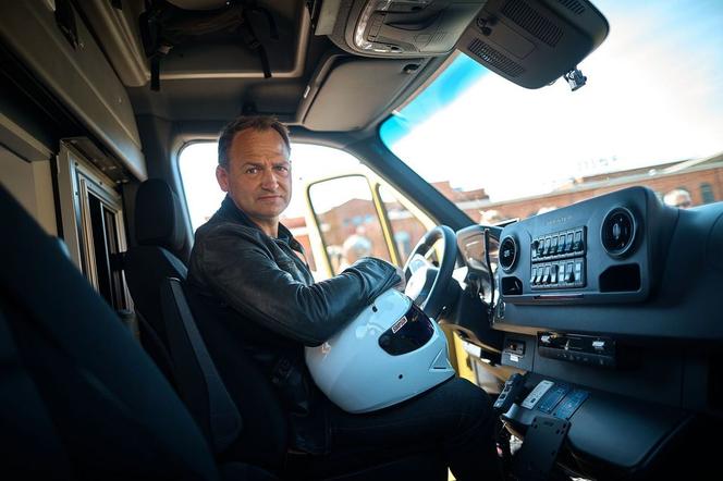 Stig z "Top Gear" podjechał pod łódzką Manufakturę... karetką. To pierwszy taki ambulans w Polsce!