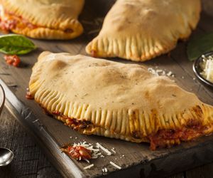 Pizza calzone: przepis na włoski pieróg z kurczakiem i szpinakiem 