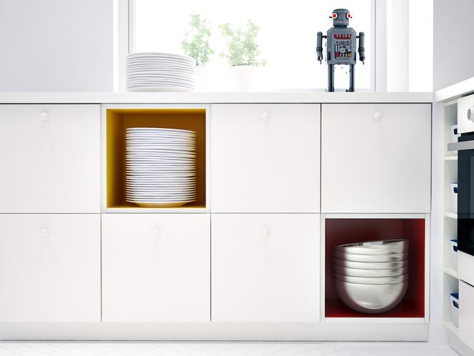 Biała kuchnia IKEA, kolorowe elementy w szafkach stojących