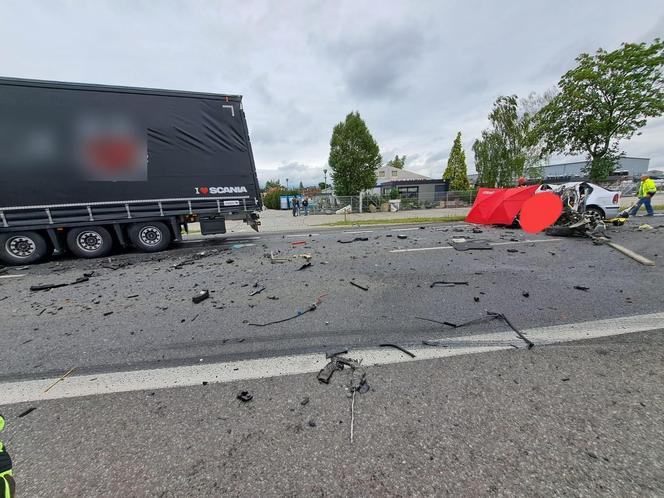 BMW zderzyło się z dwoma ciężarówkami 