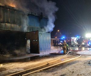 Potężny pożar hali produkcyjnej w Rybniku. Na miejscu pracuje kilkanaście zastępów straży pożarnej