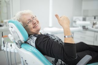 Ponad 4000 zł na nowoczesną protezę zębową z NFZ. Nowe zasady obowiązują już od maja 2025