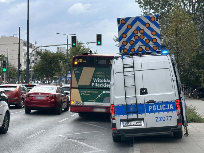  4-latka ciągnięta przez autobus miejski. 