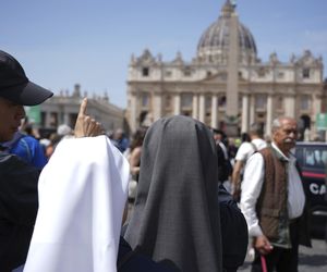 Tłumy na placu św. Piotra. Tak żegnają zmarłego papieża Franciszka 