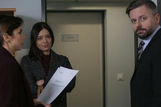 M jak miłość, odc. 1514. Aneta (Ilona Janyst), Iza (Adriana Kalska), prokurator (Grzegorz Woś)