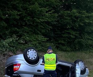 Wypadek na DK 20 pod Bytowem. Rodzina z dziećmi dachowała. Sarna wyskoczyła na jezdnię