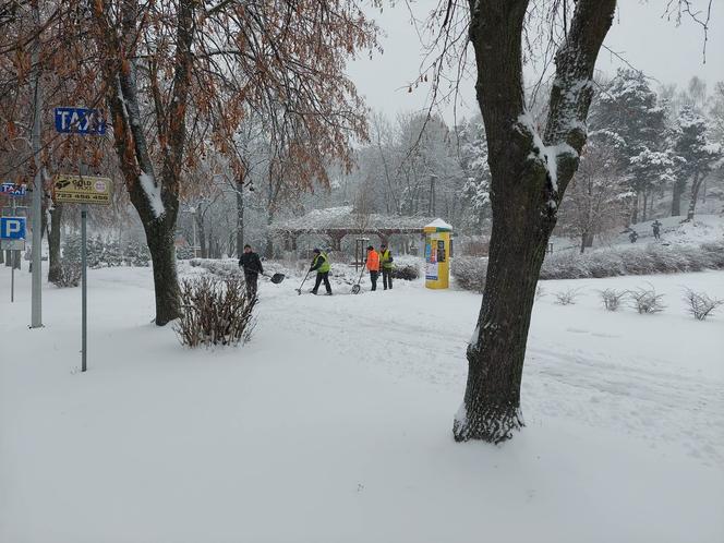 Starachowice pod śniegiem, na drogach trudne warunki do jazdy