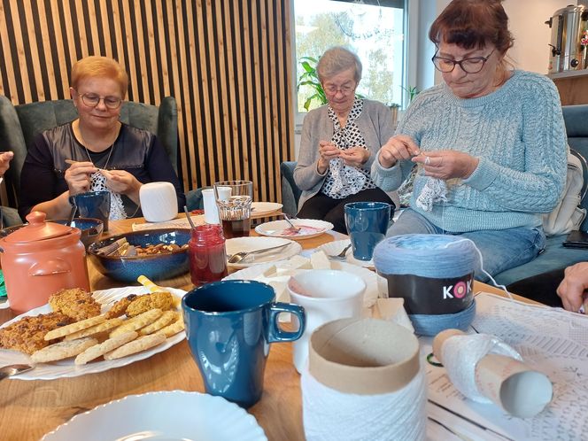 Szydełkowe babki z Ostrzeszowa. Dziergają w miejscach publicznych i ... zarażają pasją!