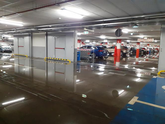 Parking podziemny oraz ulica Traugutta po ulewie w Toruniu