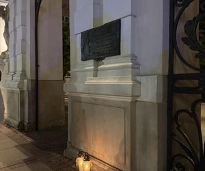 Uniwersytet Warszawski w żałobie. Przed budynkiem wystawiono zdjęcie zabitej 53-latki