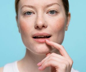 Fryzura z przedziałkiem