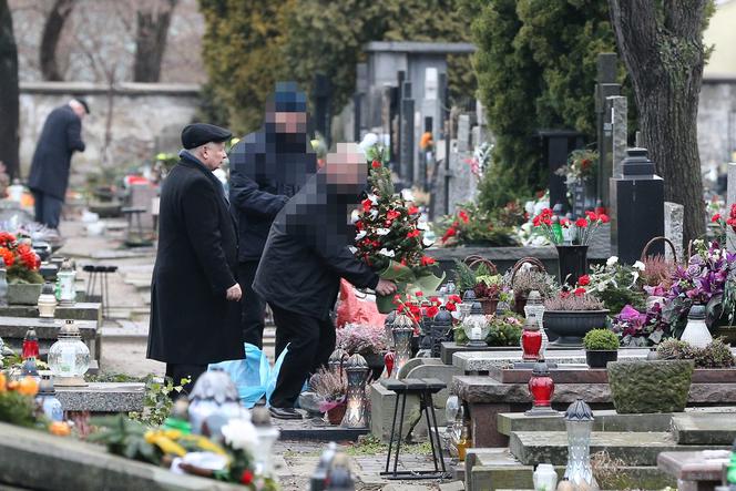 Prezes zawiózł choinkę na grób mamy