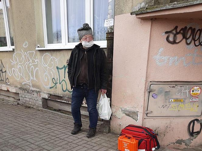 Strażnicy uratowali bezdomnego z bólem serca 