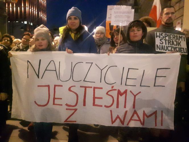 Łańcuch Światła z Wykrzyknikiem.Łódź