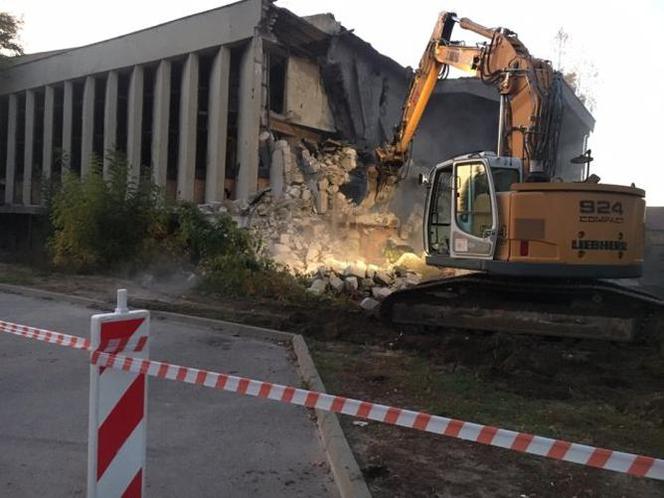W Białobrzegach trwa rozbiórka kinoteatru. Powstanie tam nowy budynek