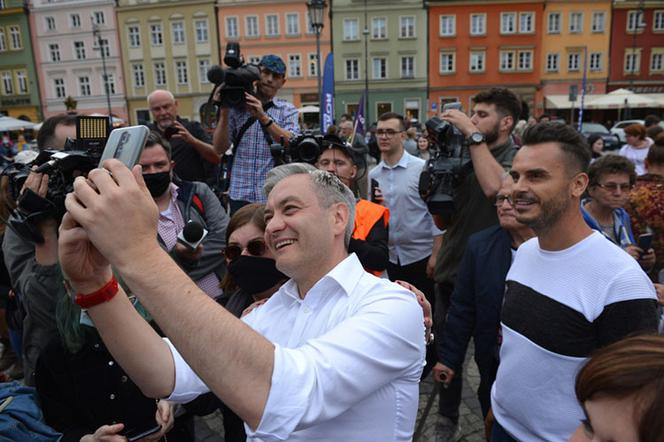 Trzaskowski zjada Hołownię!