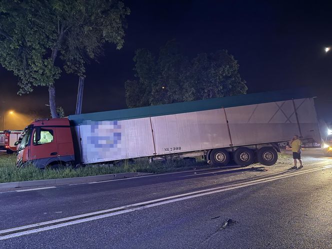 Toyota wjechała pod ciężarówkę. Dramatyczny wypadek pod Legionowem