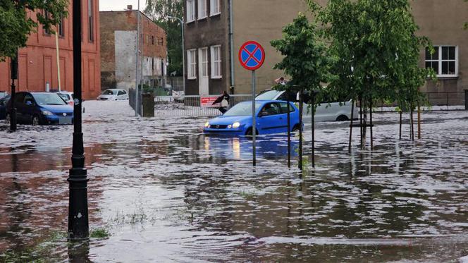 Nawałnica nad Gnieznem. Miasto zalały strumienie wody po ulewie i gradobiciu [ZDJĘCIA].