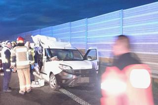 Stemplew. Śmiertelny wypadek na A2. W karambolu zginęła kobieta, wiele osób rannych [ZDJĘCIA].