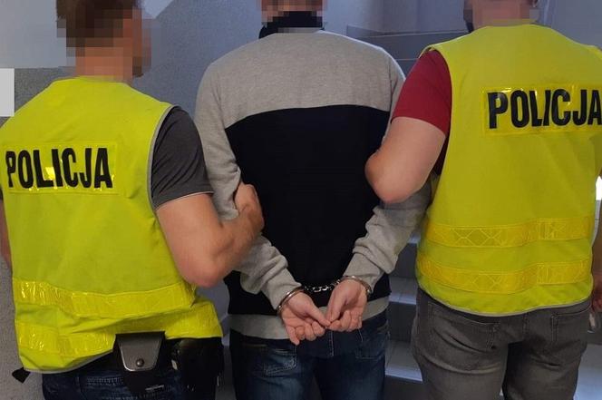 Nietypowa kradzież w Zambrowie. Dwaj złodzieje okradli samochód [ZDJĘCIA]