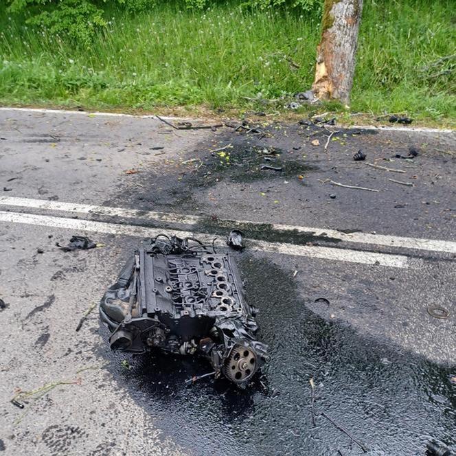 Tragiczny wypadek na Mazurach. Samochód rozpadł się na pół!