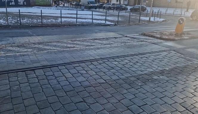 Dziury i zapadająca się kostka na ul. Gajowickiej we Wrocławiu. 5 lat temu Jacek Sutryk obiecywał remont