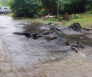 Zalane ulice i posesje. Trudna noc w gminie Goleszów w powiecie cieszyńskim