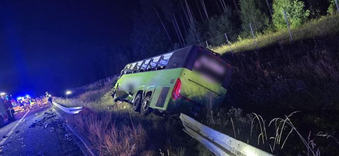 Poważny wypadek na S7. Ciężarówka zderzyła się z autobusem. Są poszkodowani