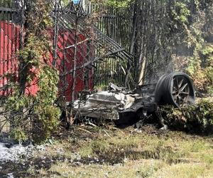 Auto uderzyło w drzewo i stanęło w płomieniach. Spłonęły trzy osoby!